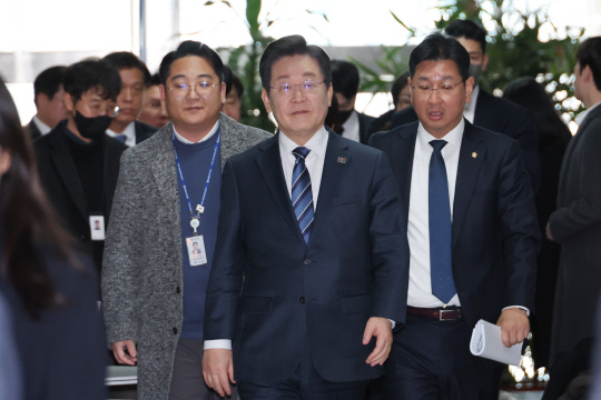 이재명 더불어민주당 대표가 17일 서울 여의도 국회에서 열린 비상의원총회에 참석하고 있다. 연합뉴스